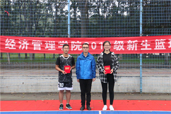 3003d27f1b7046c5801dc35ad36c2b85.jpg 李治霖与亚军班级代表合照.JPG