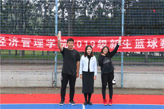 3f1452f8f64941b3be121d571cf78a32.jpg 王冠英与冠军班级代表合照.JPG