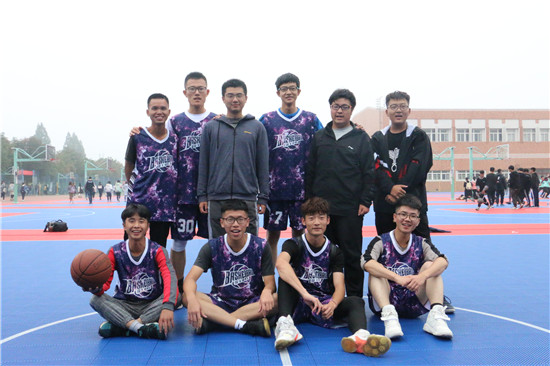 72bfa345858842daa46a3dae02d54888.jpg 获奖班级比赛主力合影.JPG